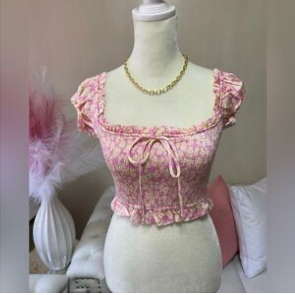 Zara pink floral crop top in EUC. Size Medium. Perfect for spring outfits.